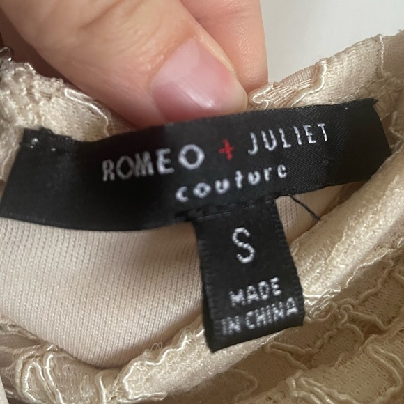 Romeo + Juliet Couture Cream Lace Dress. Pre-Owned. - Picture 3 of 5